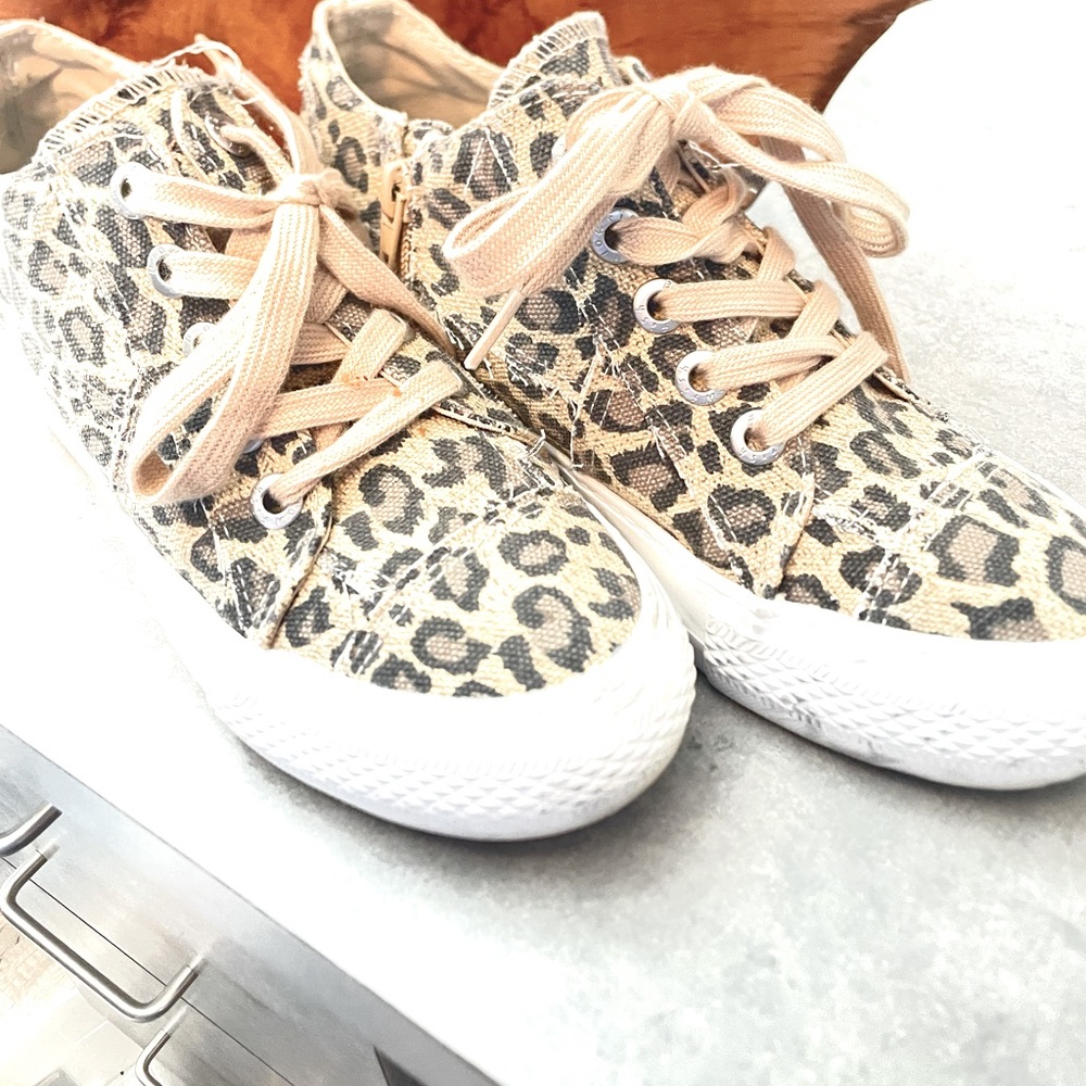 Sneakers, zip side~ good condition
